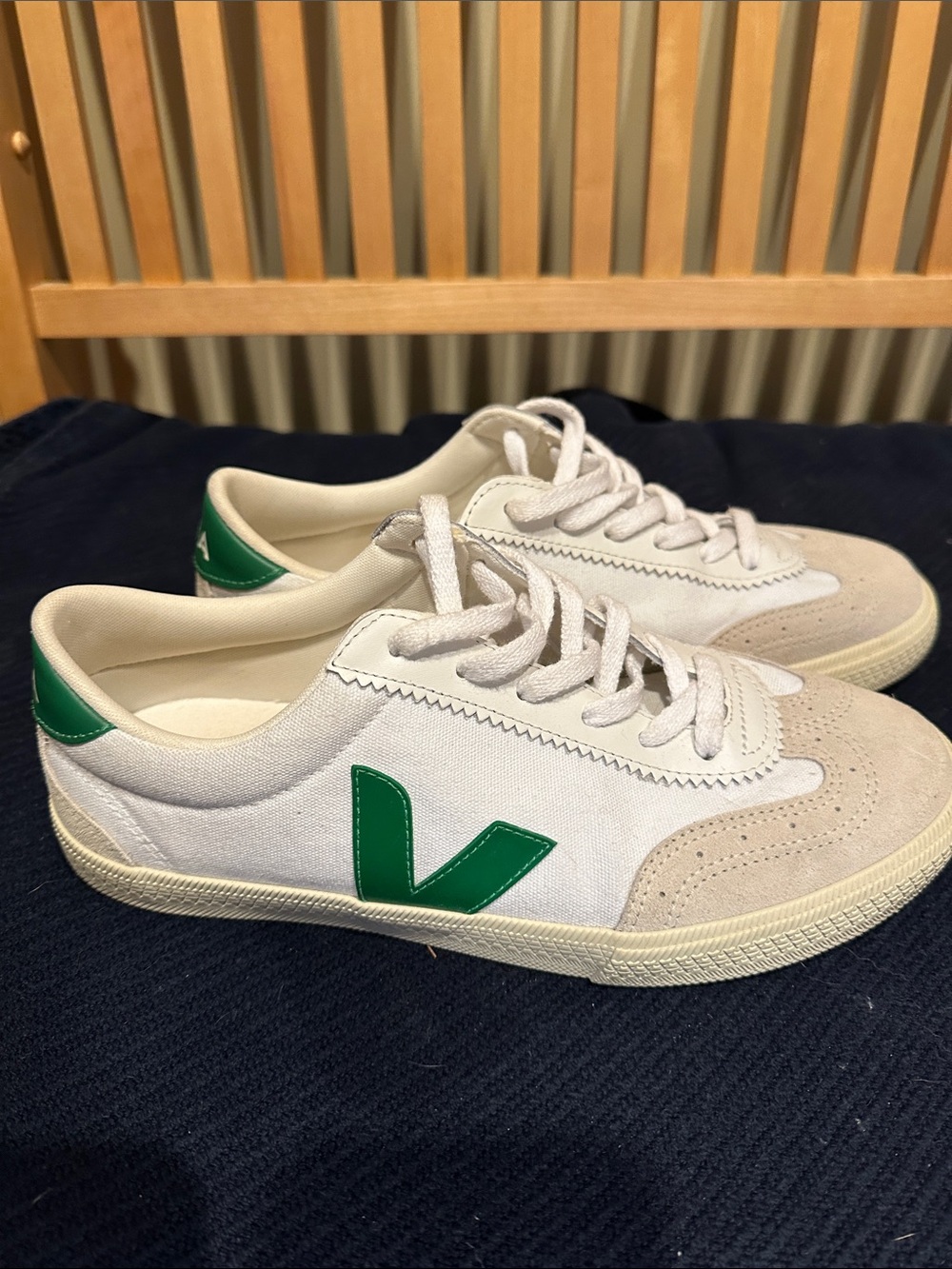 VEJA, sz 41 White and Green Low-Top Canvas Sneakers